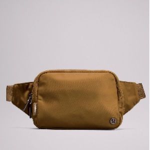 LULULEMON Limited Color in 2L Bum Bag Sold Out!!!